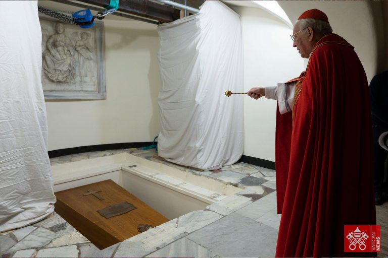 Tras una ceremonia multitudinaria Benedicto XVI es sepultado en la Basílica de San Pedro