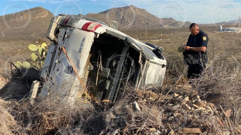 Vuelcan jóvenes en Ramos Arizpe; uno está grave