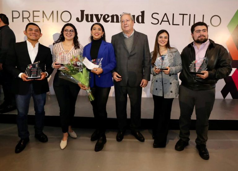 Entrega Chema Fraustro Premio Municipal de la Juventud