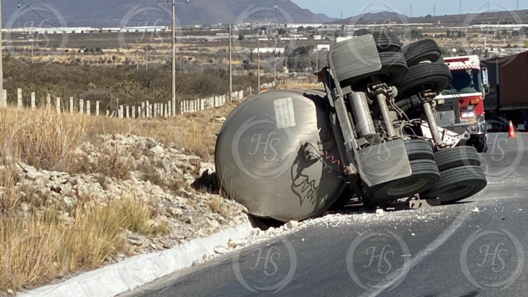 Vuelca contenedor de gasolina en la Saltillo-Zacatecas