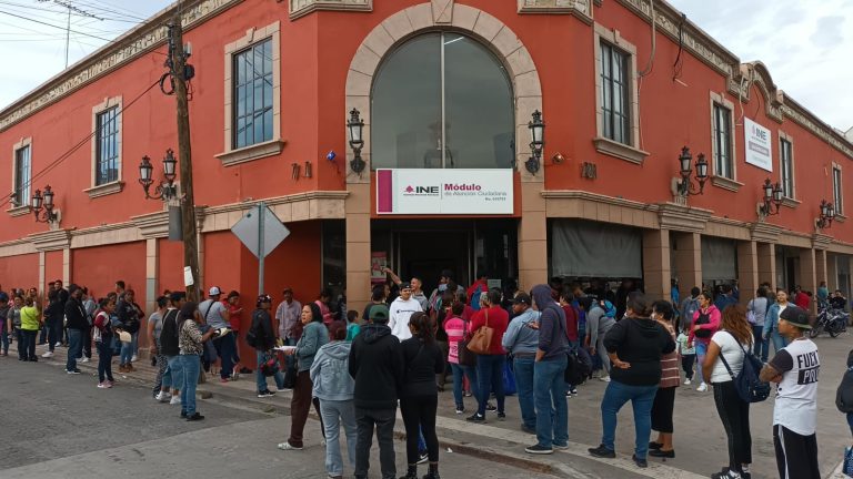 Abarrotan saltillenses módulos del INE en último día para tramitar o actualizar credencial