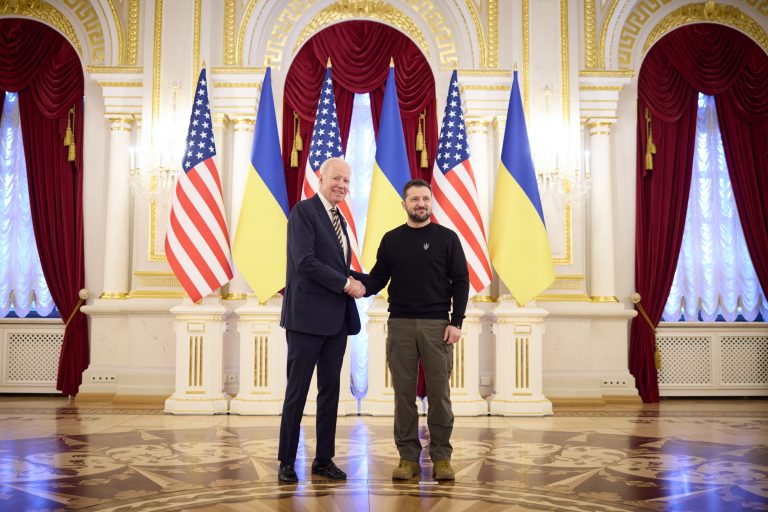 Biden realiza viaje sorpresa a Kiev en medio de protestas contra guerra en EU