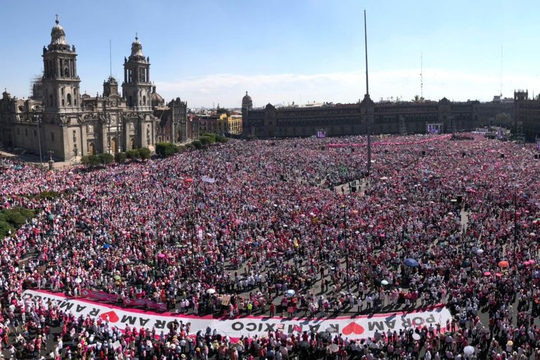 El INE no se toca: miles inundan el Zócalo de la Ciudad de México en manifestación contra plan b