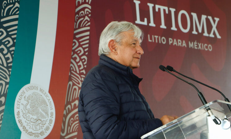 López Obrador firma nacionalización de litio en Sonora