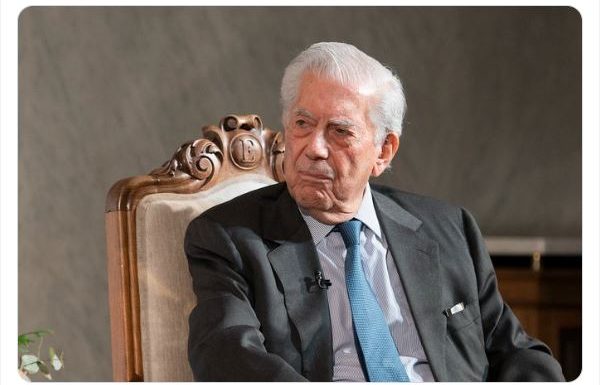 Mario Vargas Llosa se convierte en el primer escritor de habla hispana en ser miembro de la Academia Francesa