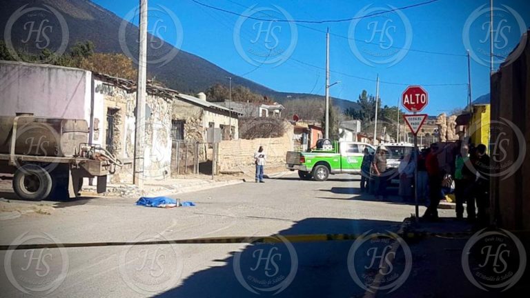 Motociclista muere al impactarse contra de pipa en San Antonio de las Alazanas