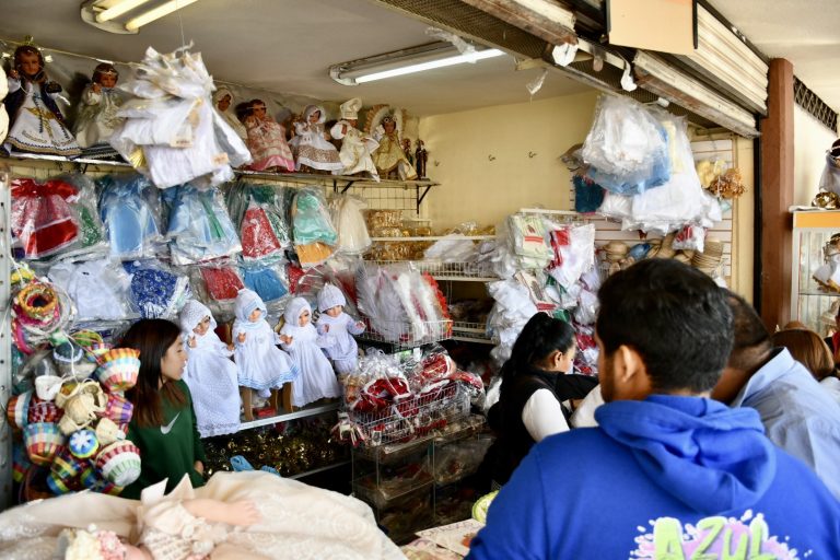 Para la familia García venta de ropones para Niño Dios registra alza tras crisis por COVID-19 