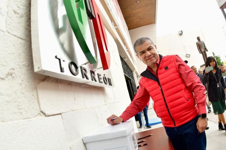 Primer priísta de Coahuila, Miguel Riquelme, emite  voto en Torreón, para elegir candidato a gobernador