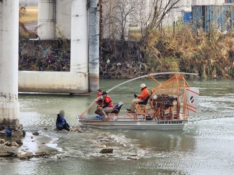 Rescatan a mujer y a su pequeño que intentaban cruzar el Río Bravo en Piedras Negras
