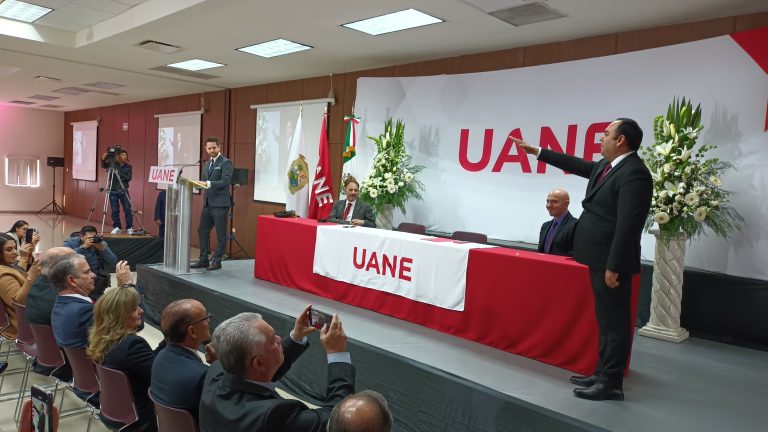 Rinde protesta Giovanni de la Peña Merlos como nuevo rector de UANE