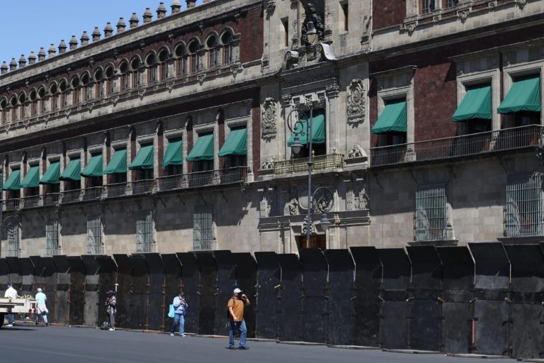 Alistan concentración en favor del INE; blindan Palacio Nacional con vallas   