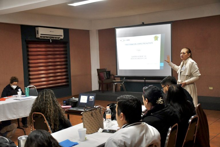 Capacitan a maestros para mejorar atención a estudiantes autistas 