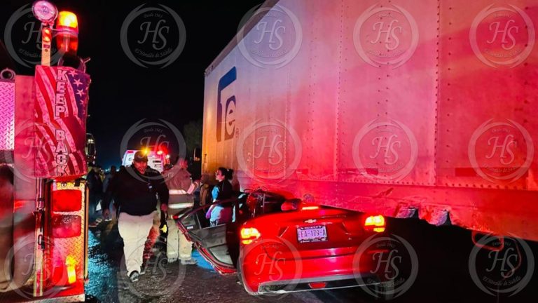 Choca contra tráiler y termina prensado en su vehículo