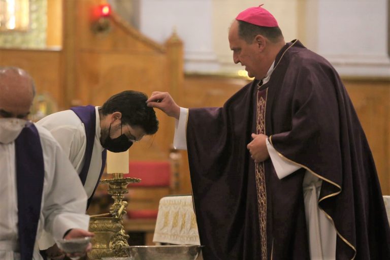 Con imposición de ceniza en Catedral, comienzan saltillenses la Cuaresma 