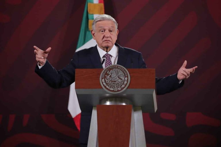 Dice AMLO que se tendrán cuatro meses para mudar operaciones del AICM