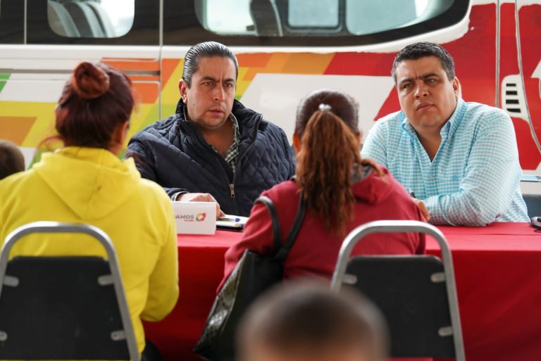 En Macrobrigada de Servicios, atienden Chema y Ana Lucía a familias de Parajes de Los Pinos