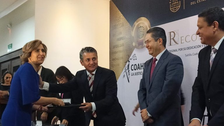 En Saltillo, entrega Miguel Mery reconocimientos a personal del Poder Judicial de Coahuila