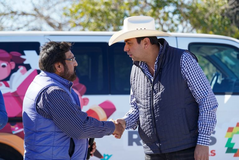 Entrega Chema Morales más unidades para transporte escolar rural   