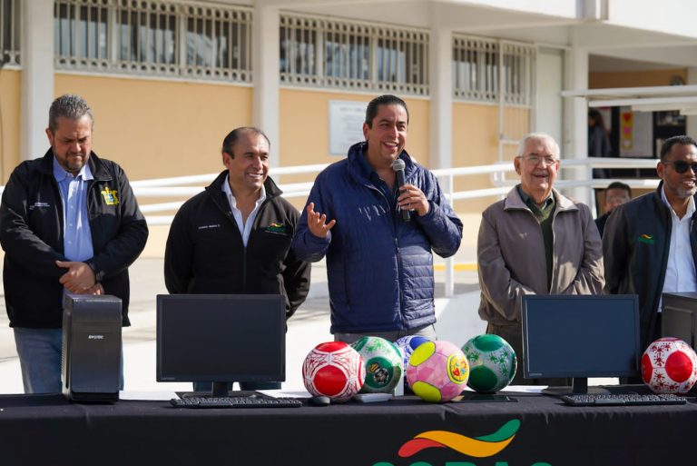 Entrega Chema Morales computadoras y mobiliario al COBAC Ramos Arizpe