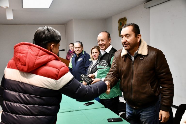 Entrega UTC uniformes a estudiantes que participarán en juegos regionales 