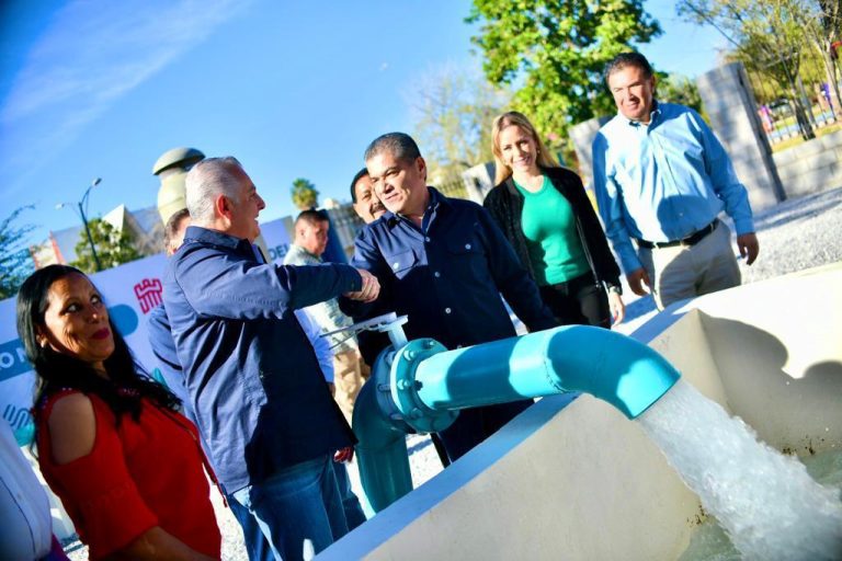 Entregan Miguel Riquelme y Román Cepeda pozo de agua en Torreón