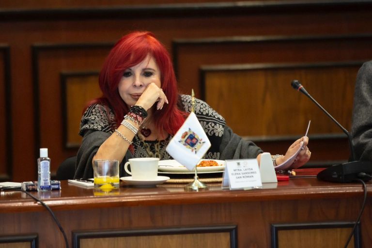 Exhiben a funcionarios de Layda Sansores y senadora recibiendo dinero