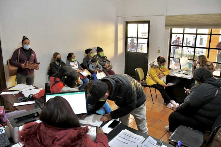 Facilitan a padres de familia preinscripción escolar con módulo 