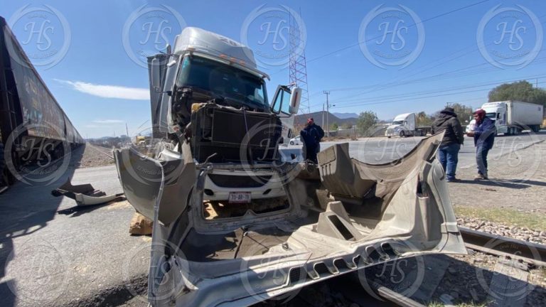 Fracasa al intentar ganarle el paso al tren en Ramos Arizpe