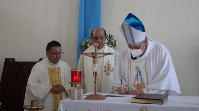 Inaugura obispo nueva parroquia de Nuestra Señora de la Medalla Milagrosa en Saltillo