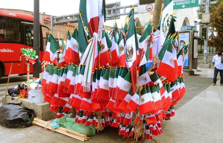 La mayoría asocia la bandera con la fiesta mexicana