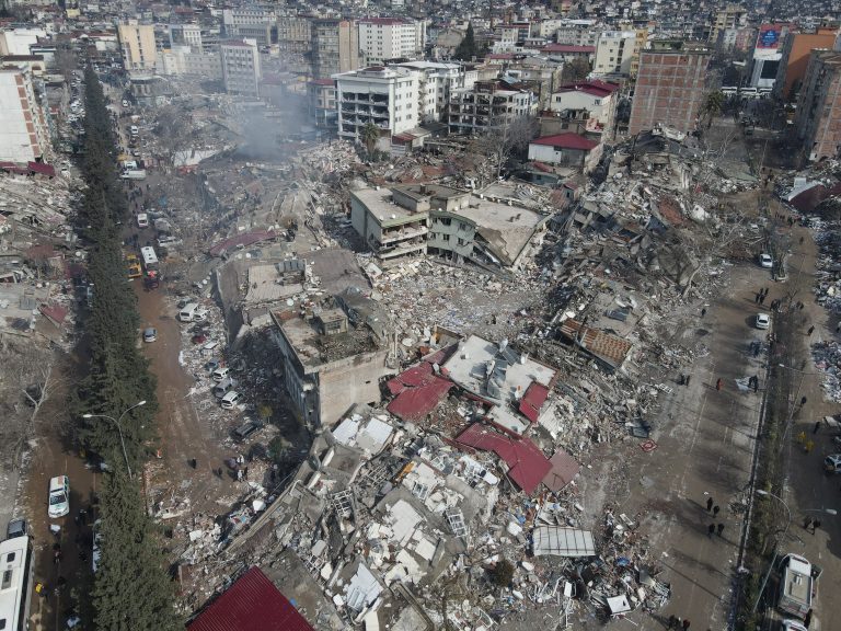 Las muertes por el terremoto en Turquía podrían superar las 90 mil