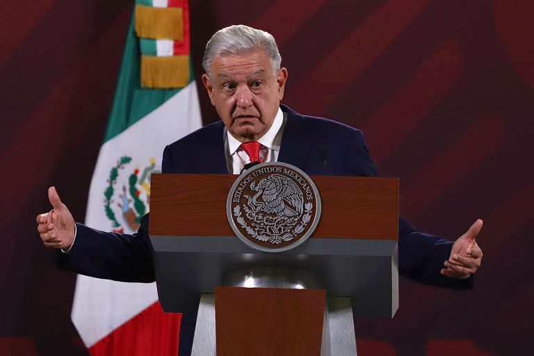 Marcha en defensa del INE es un asunto político: AMLO