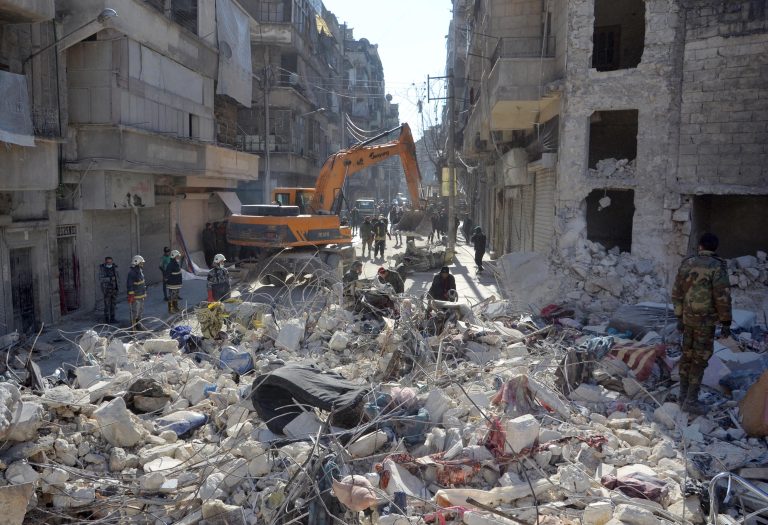 Mueren 7 supervivientes de terremoto en incendio en centro de Turquía