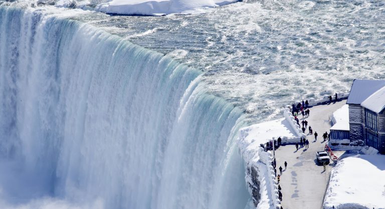 Mujer cae en las Cataratas del Niágara; rescatan a su hijo de 5 años