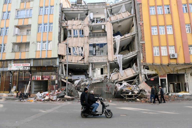 Nuevos terremotos dejan seis muertos y 296 heridos en Hatay, Turquía