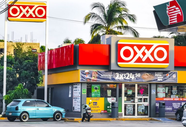 Oxxo venderá protección para automovilistas mexicanos en EU