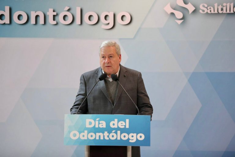 Reconoce Chema Fraustro labor de odontólogos en su día