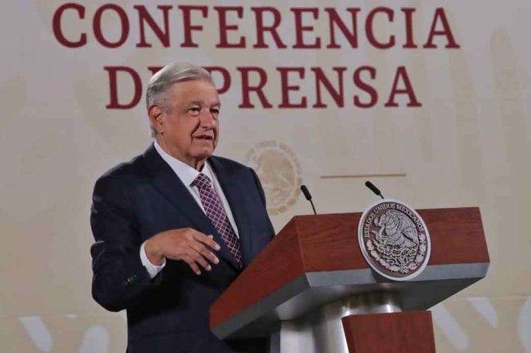 Si aerolíneas no bajan precios se permitirá el cabotaje: AMLO