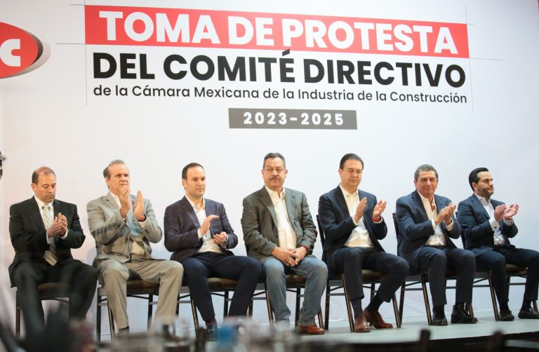 Toma Secretario de Gobierno de Coahuila protesta a nueva mesa directiva de la CMIC