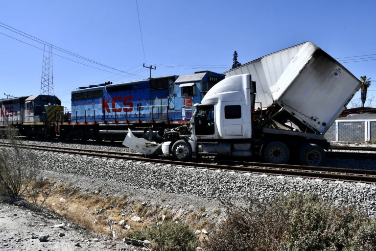 Tráiler intenta ganarle paso a tren sin éxito en carretera Los Pinos