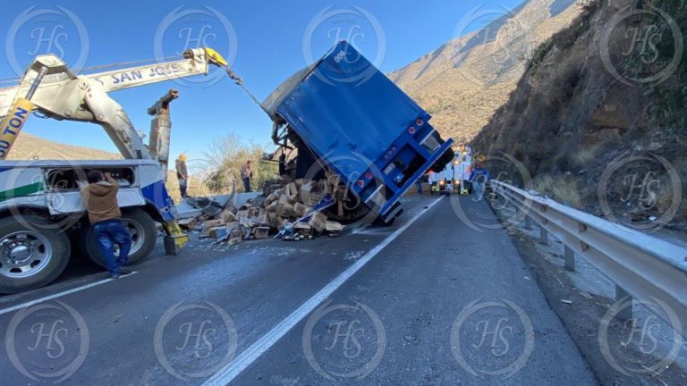 Vuelca tráiler en Los Chorros por exceso de velocidad