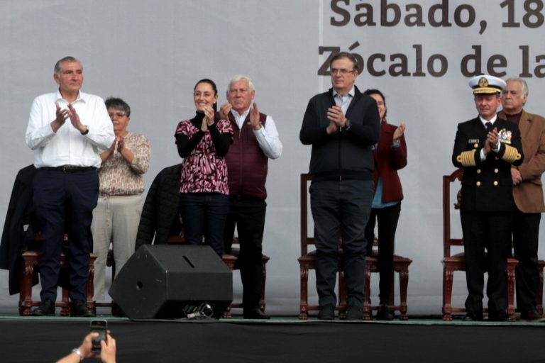 Corcholatas miden fuerzas en el Zócalo