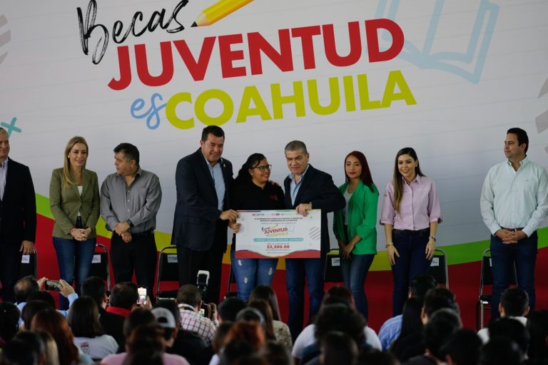 Entrega Riquelme becas universitarias ‘Juventud-Es Coahuila’