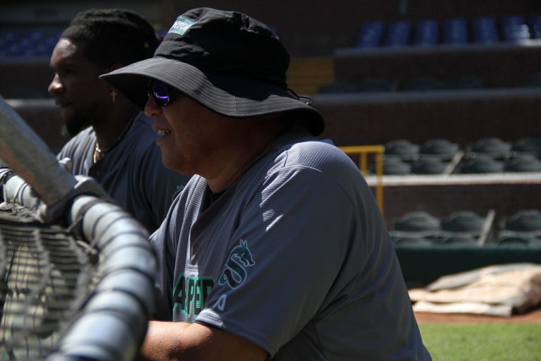 El coach de bateo de Saraperos, Carmelo Martínez, arribó al campo de entrenamiento