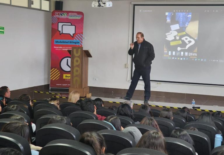 Expone secretario de Economía de Coahuila ante universitarios, las carreras del futuro