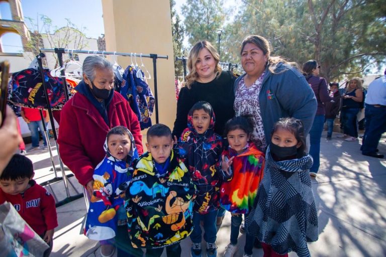 Lleva Ana Lucía más apoyos a las familias de Hipólito y Landeros