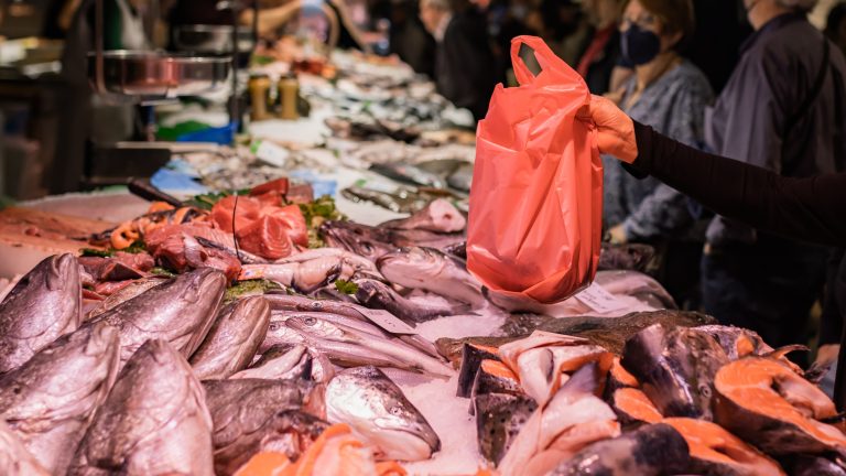 Pescaderías venden especies distintas a lo anunciado, acusan