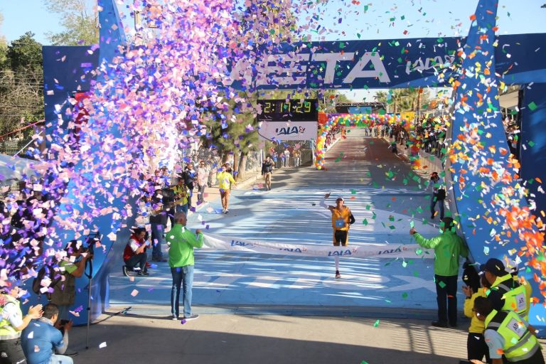 Reciben en la meta Miguel Riquelme y Román Cepeda a ganadores del Maratón Lala 2023