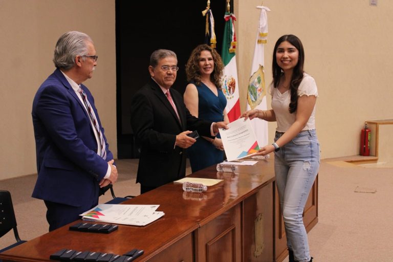 Alumnos de la UA de C reciben el “Premio CENEVAL al Desempeño de Excelencia EGEL”