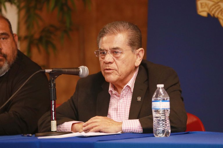 Ante la comunidad de investigadoras e investigadores de la UA de C, el rector Salvador Hernández presenta logros en la materia